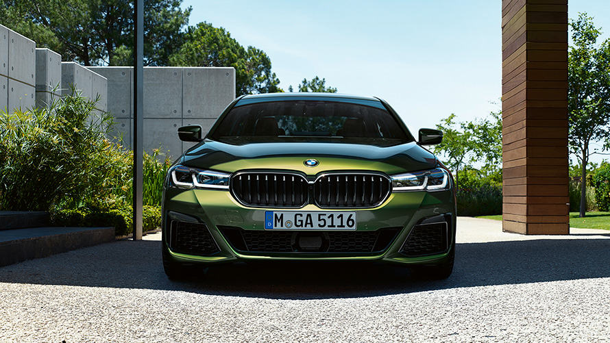 BMW M550i xDrive Sedan, G30, LCI, atjaunināts, 2020, BMW Individual metāliska Verde Ermes krāsa, priekšpuses skats 