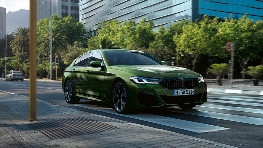 BMW M550i xDrive Sedan, G30, LCI, atjaunināts, 2020, BMW Individual metāliska Verde Ermes krāsa, trīs ceturtdaļu priekšpuses skats, braucošs automobilis