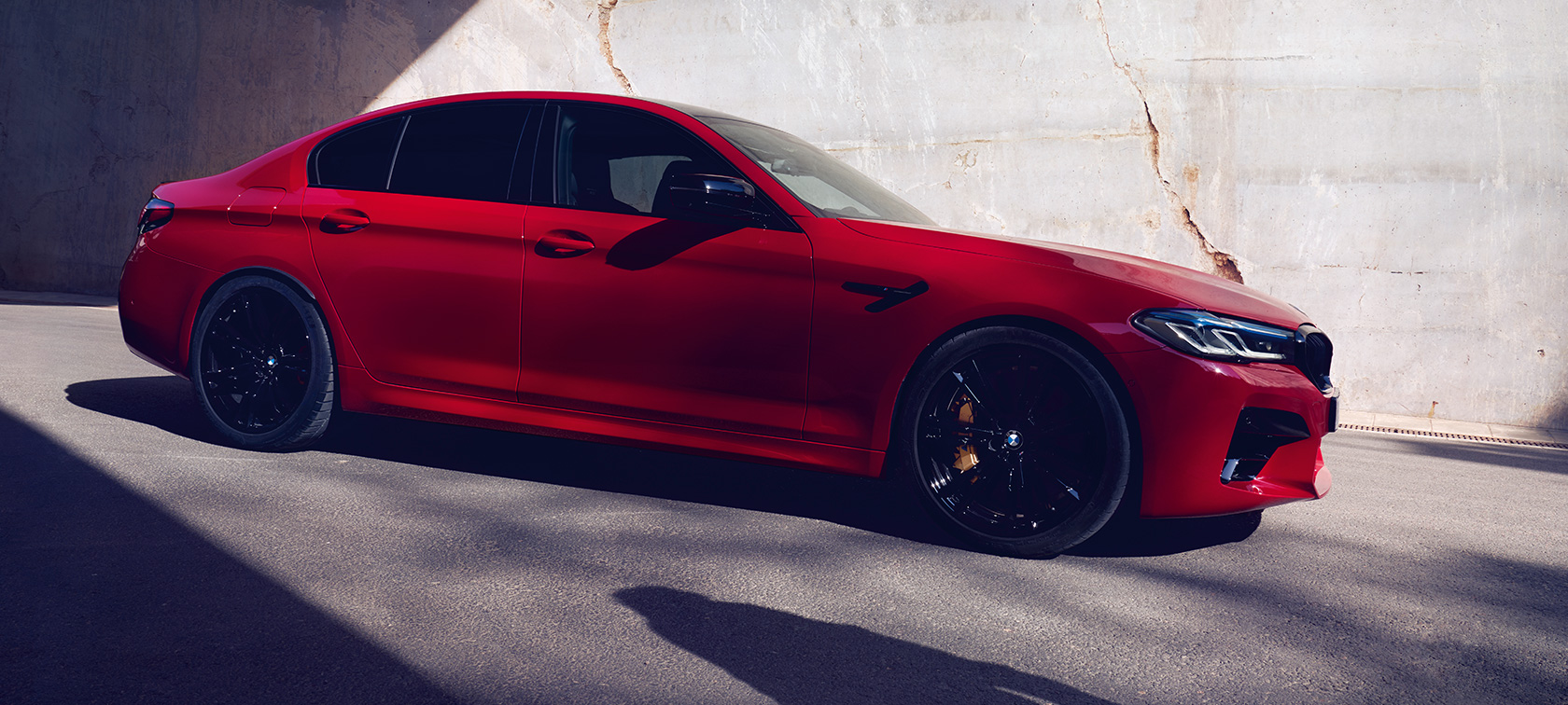 BMW M5 Competition, F90, LCI, atjaunināts, 2020, sānskats BMW M5 Competition, F90, LCI, atjaunināts, 2020, BMW Individual Imola Red krāsa, sānskats