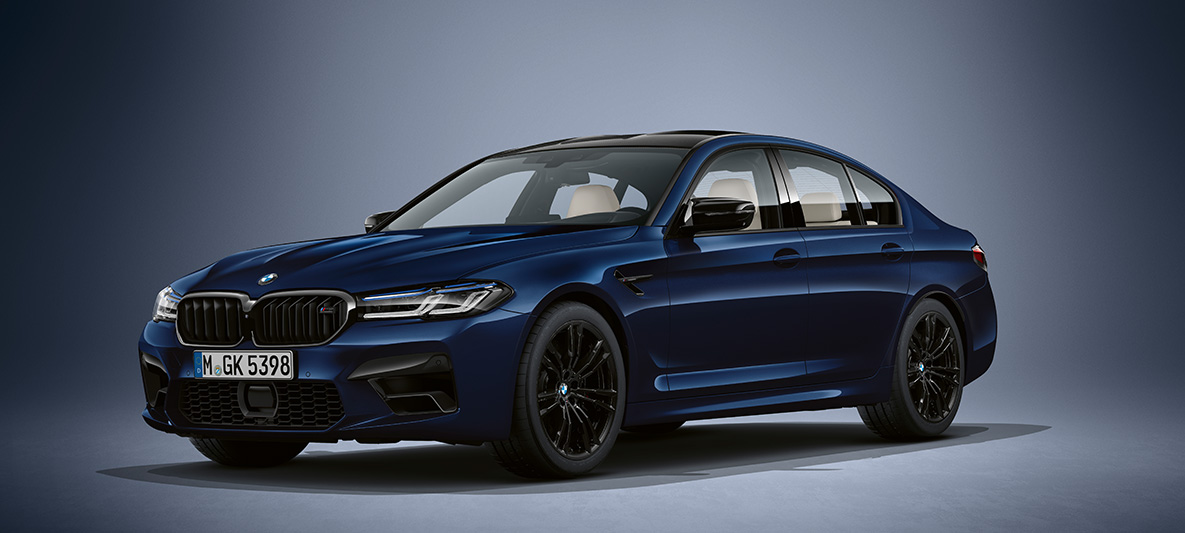 BMW Individual, BMW M5 Sedan, F90, 2020, metāliska Tanzanite Blue krāsa BMW Individual, BMW M5 Sedan, F90, LCI, atjaunināts, 2020, metāliska Tanzanite Blue krāsa, trīs ceturtdaļu priekšpuses skats