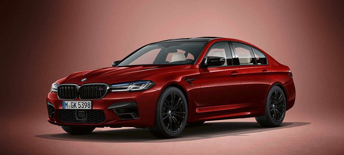 BMW Individual, BMW M5 Sedan, F90, 2020, metāliska Aventurine Red krāsa BMW Individual, BMW M5 Sedan, F90, LCI, atjaunināts, 2020, metāliska Aventurine Red krāsa, trīs ceturtdaļu priekšpuses skats