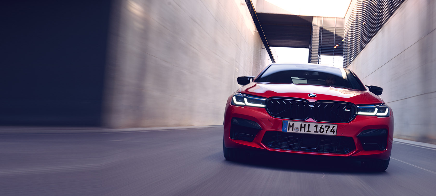 BMW M5 Competition, F90, LCI, atjaunināts, 2020, BMW Individual Imola Red krāsa, pretskats, braucošs automobilis