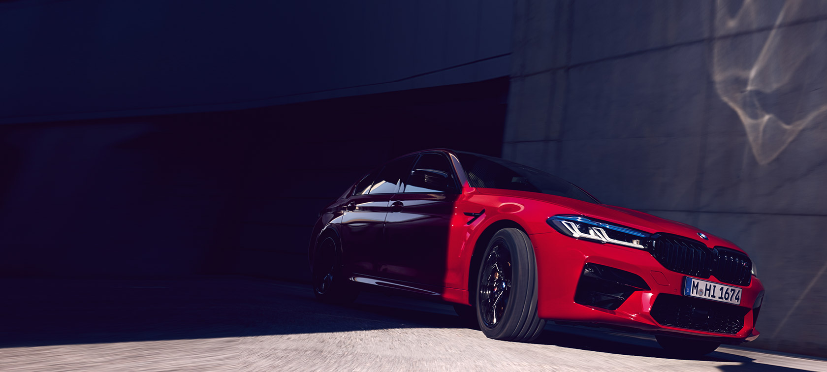 BMW M5 Competition, F90, LCI, atjaunināts, 2020, trīs ceturtdaļu priekšpuses skats, stāvošs automobilis BMW M5 Competition, F90, LCI, atjaunināts, 2020, BMW Individual Imola Red krāsa, trīs ceturtdaļu priekšpuses skats, stāvošs automobilis