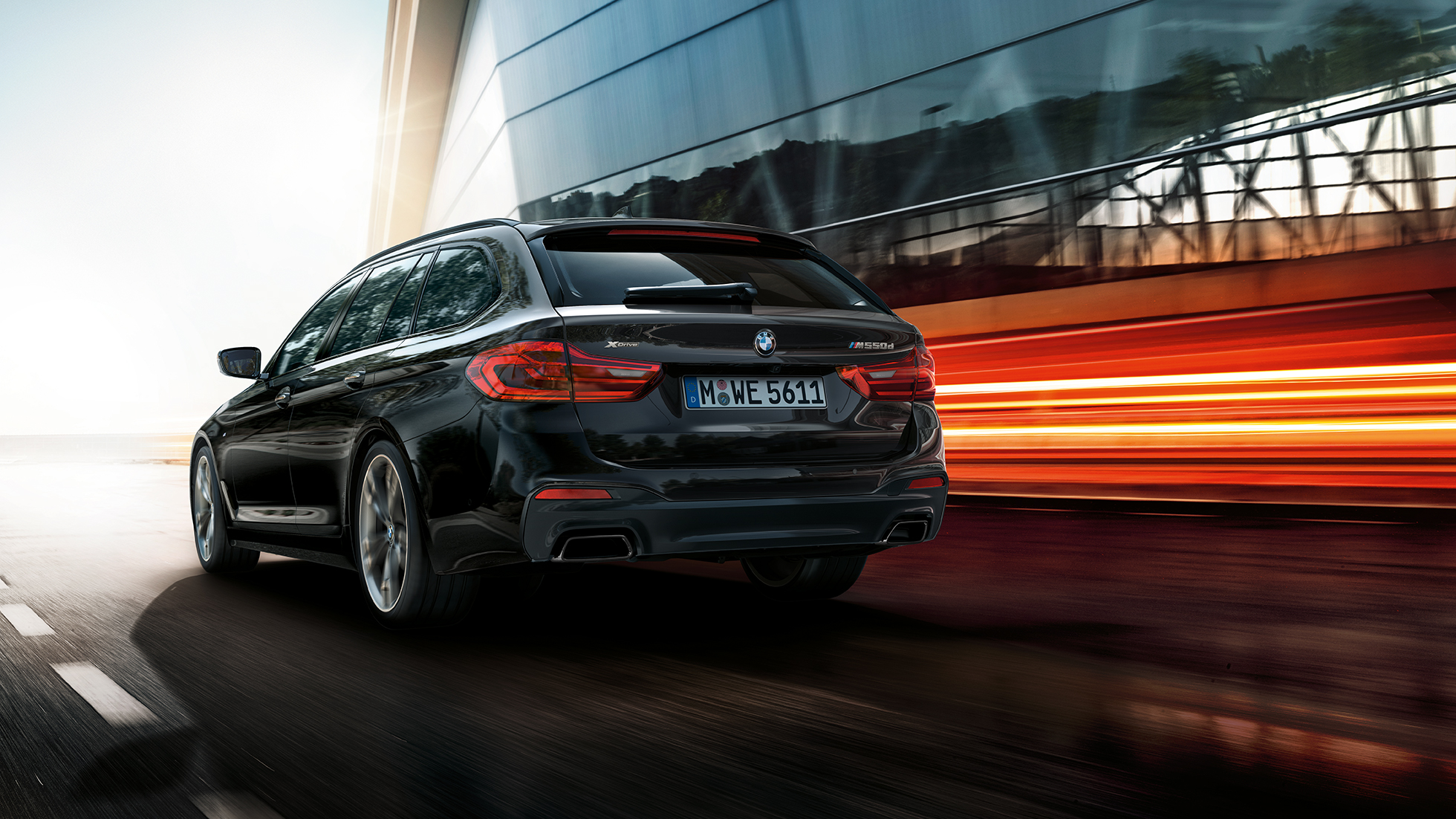 Trīs ceturtdaļu aizmugures skats, BMW M550d xDrive Touring BMW M550d xDrive Touring, G31, metāliska Azurite Black krāsa, trīs ceturtdaļu aizmugures skats
