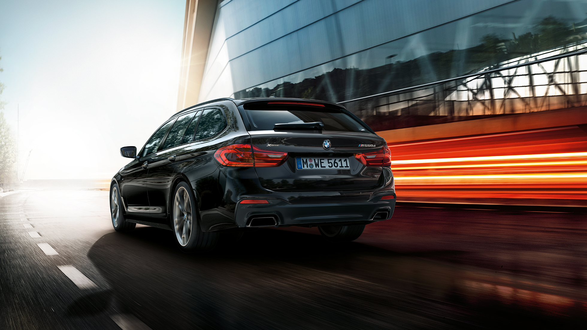 Virsbūves dizains BMW M550d xDrive Touring Virsbūves dizains, BMW M550d xDrive Touring, G31, metāliska Azurite Black krāsa, trīs ceturtdaļu aizmugures skats, BMW M550d Touring, pamatinformācija