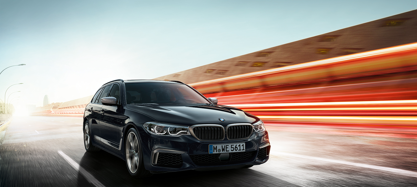 BMW M550d xDrive Touring, trīs ceturtdaļu skats no priekšpuses. BMW M550d xDrive Touring, jauns, G31, metāliska Azurite Black krāsa, trīs ceturtdaļu priekšpuses skats