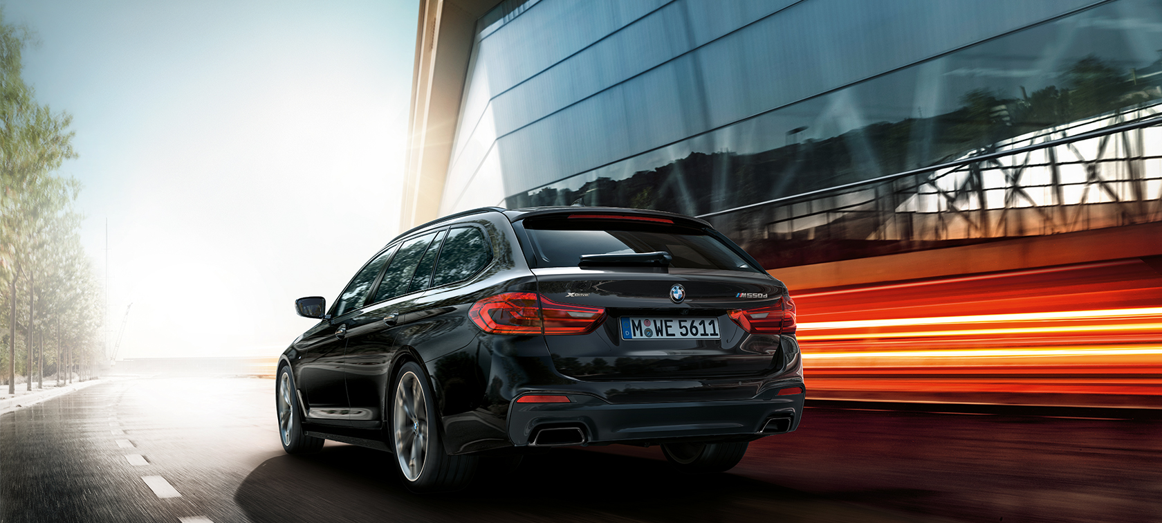 Trīs ceturtdaļu aizmugures skats, BMW M550d xDrive Touring BMW M550d xDrive Touring, G31, metāliska Azurite Black krāsa, trīs ceturtdaļu aizmugures skats, BMW M550d Touring