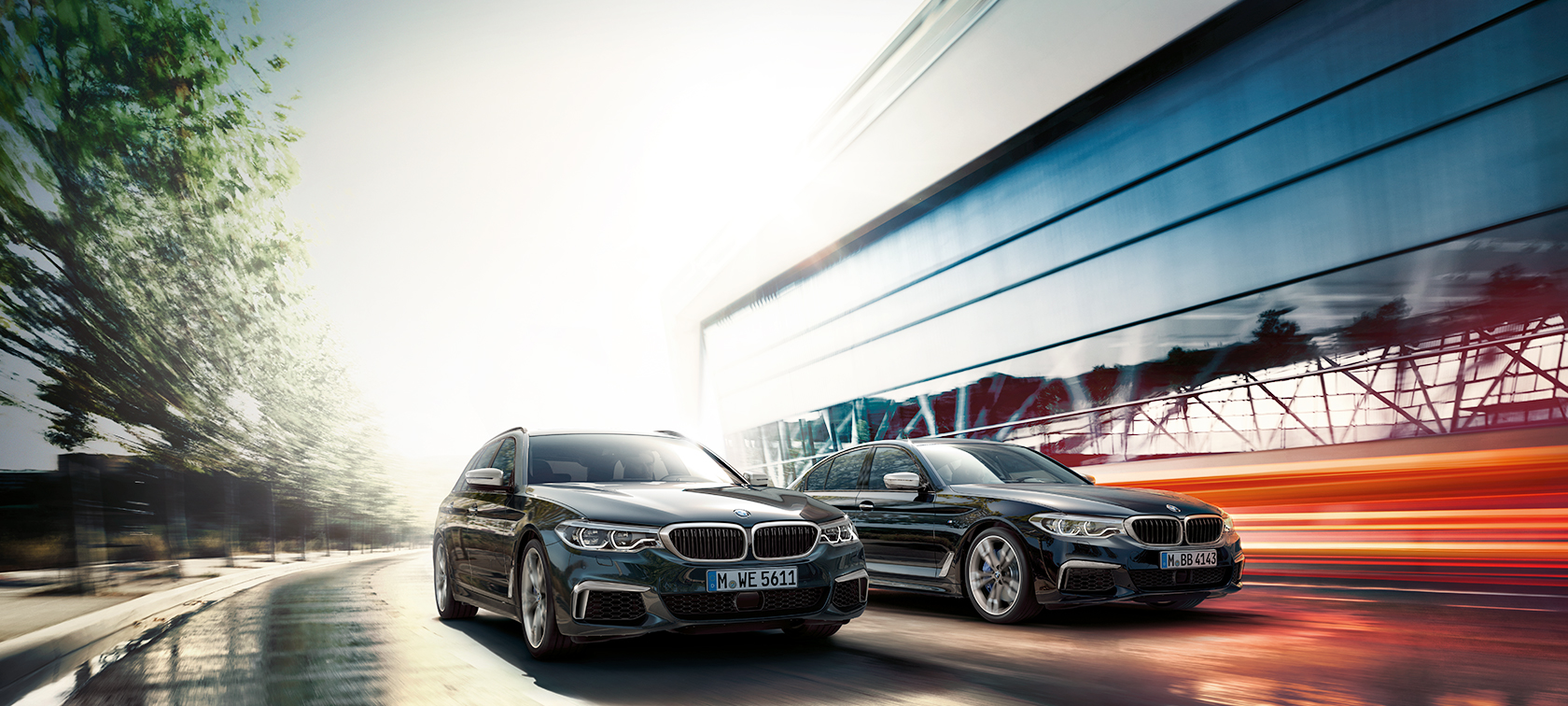 BMW M550d xDrive Touring, metāliska Azurite Black Blue krāsa BMW M550d xDrive Touring, G31, metāliska Azurite Black Blue krāsa, trīs ceturtdaļu sānskats