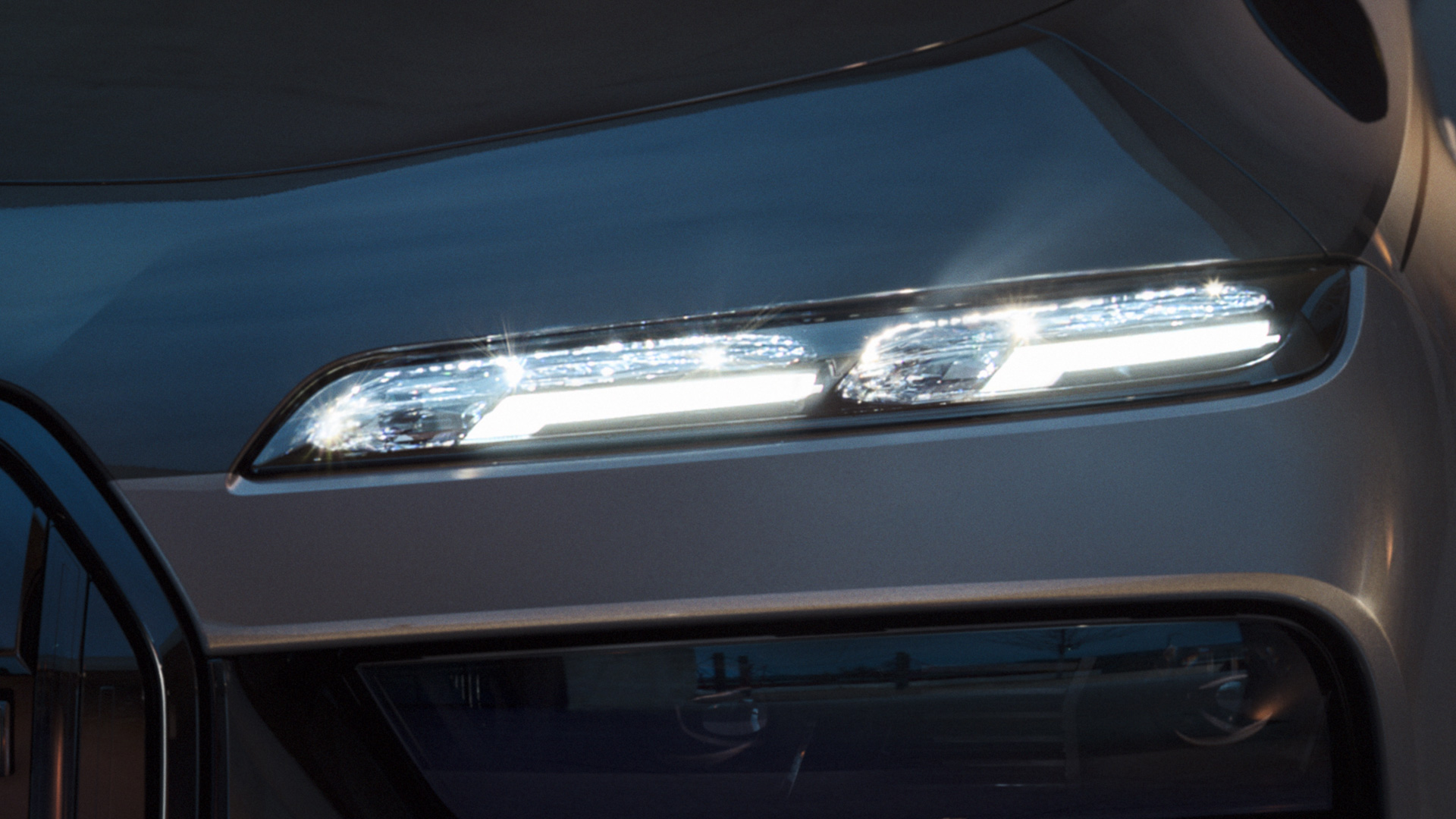 BMW Iconic Glow kristāla priekšējie lukturi, BMW M760e xDrive Sedan, G70 BMW “Iconic Glow” kristāla priekšējie lukturi, BMW M760e xDrive Sedan, G70, BMW Individual divtoņu metālisks Black Sapphire krāsojums, BMW Individual metāliska Dravite Grey krāsa, tuvplāns, ar ieslēgtām gaismām
