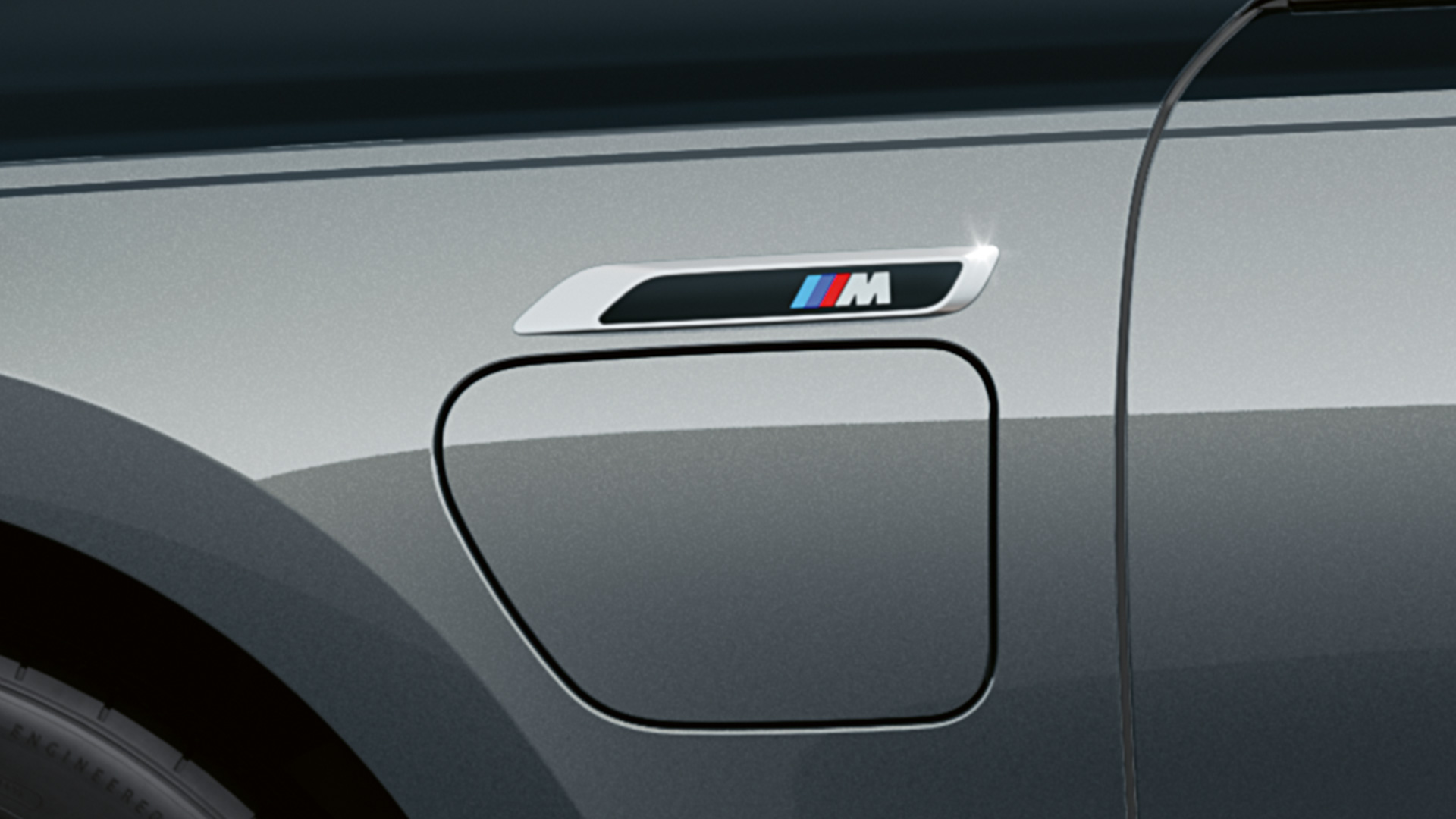 M emblēma, BMW M760e xDrive Sedan, G70 M emblēma, BMW M760e xDrive Sedan, G70, M Performance pakotne, BMW Individual divtoņu metālisks Black Sapphire krāsojums, BMW Individual metāliska Dravite Grey krāsa, tuvplāns, sānskats