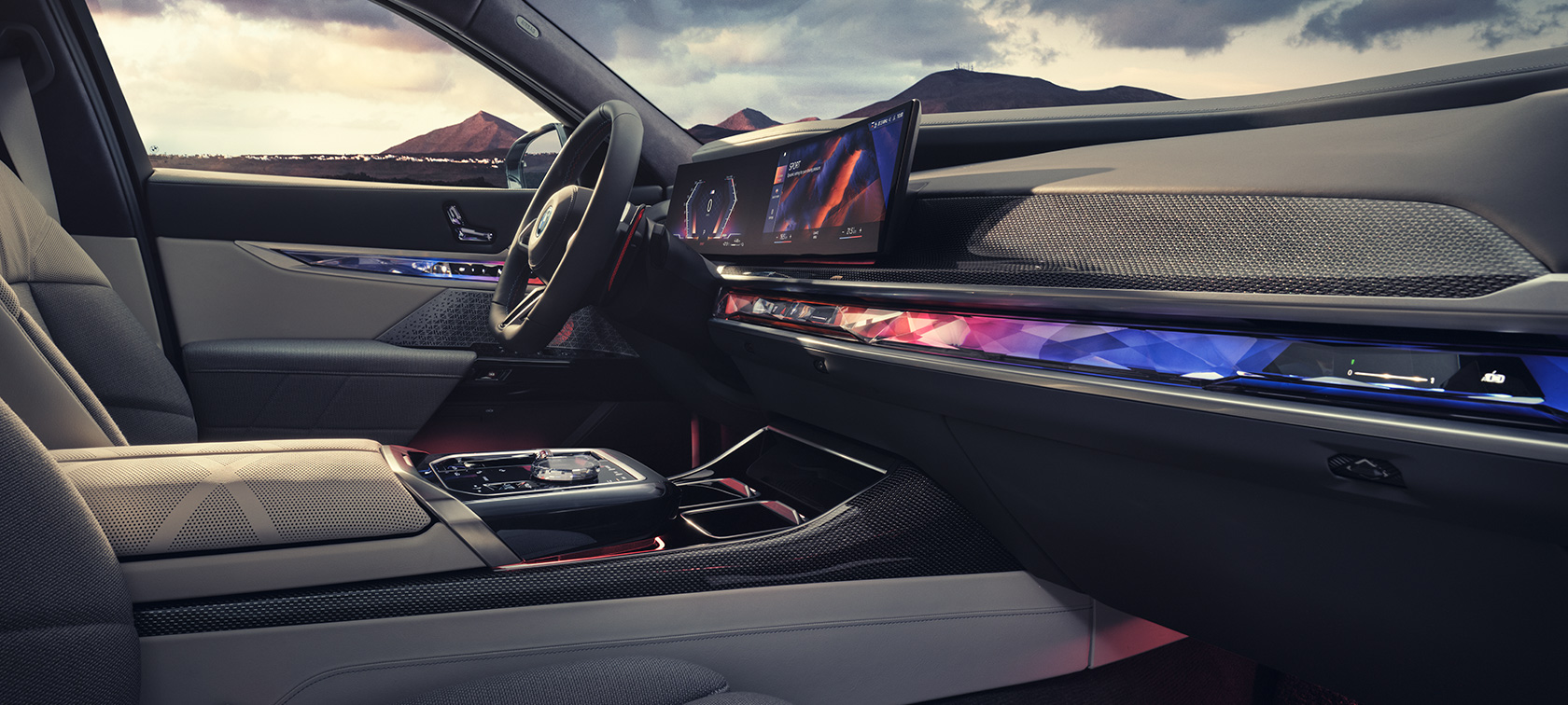 Salons, BMW M760e xDrive Sedan, G70 Salons, BMW M760e xDrive Sedan, G70, sānskats, no priekšējā pasažiera puses