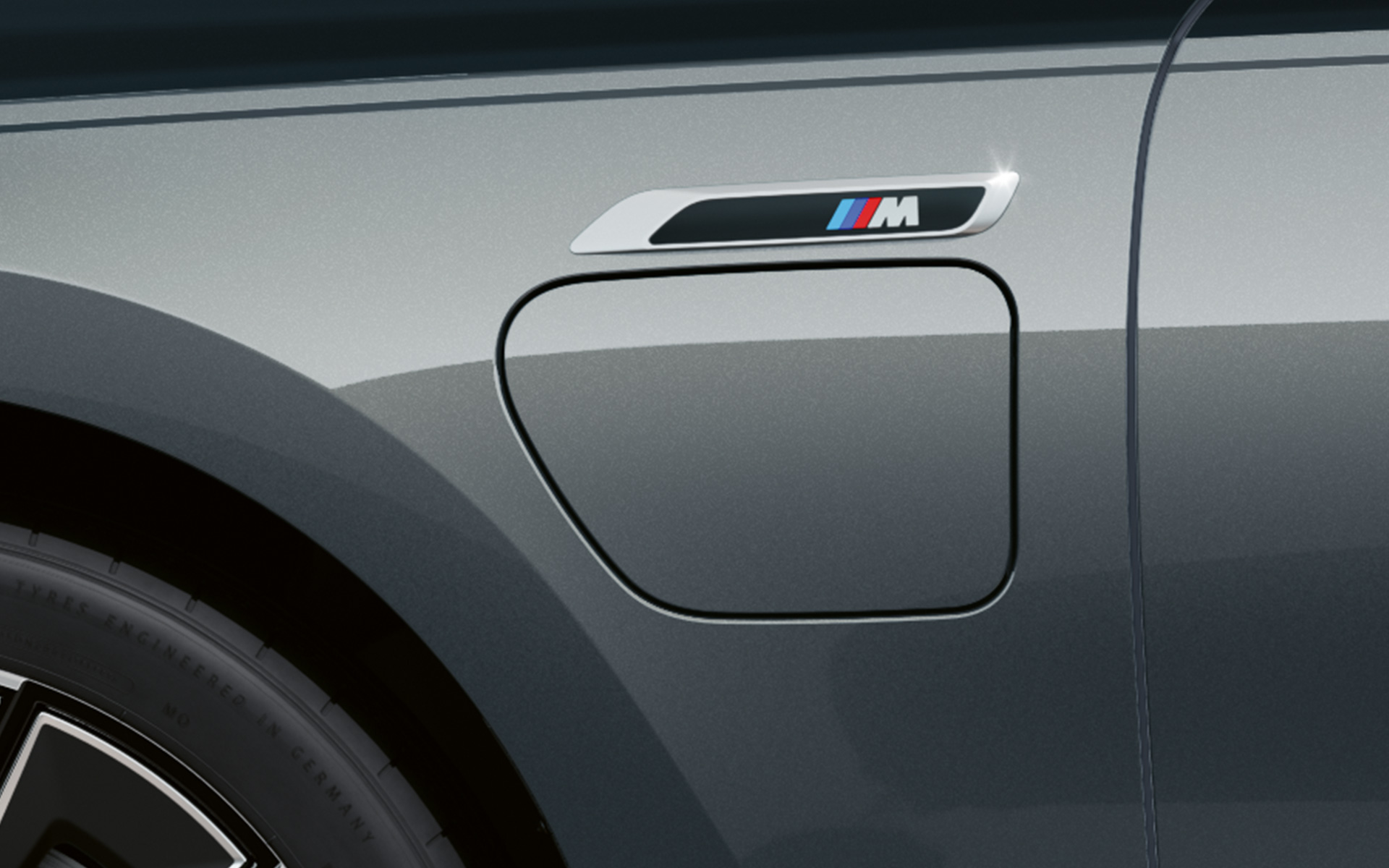 M emblēma, BMW M760e xDrive Sedan, G70, M Performance pakotne, BMW Individual divtoņu metālisks Black Sapphire krāsojums, BMW Individual metāliska Dravite Grey krāsa, tuvplāns, sānskats