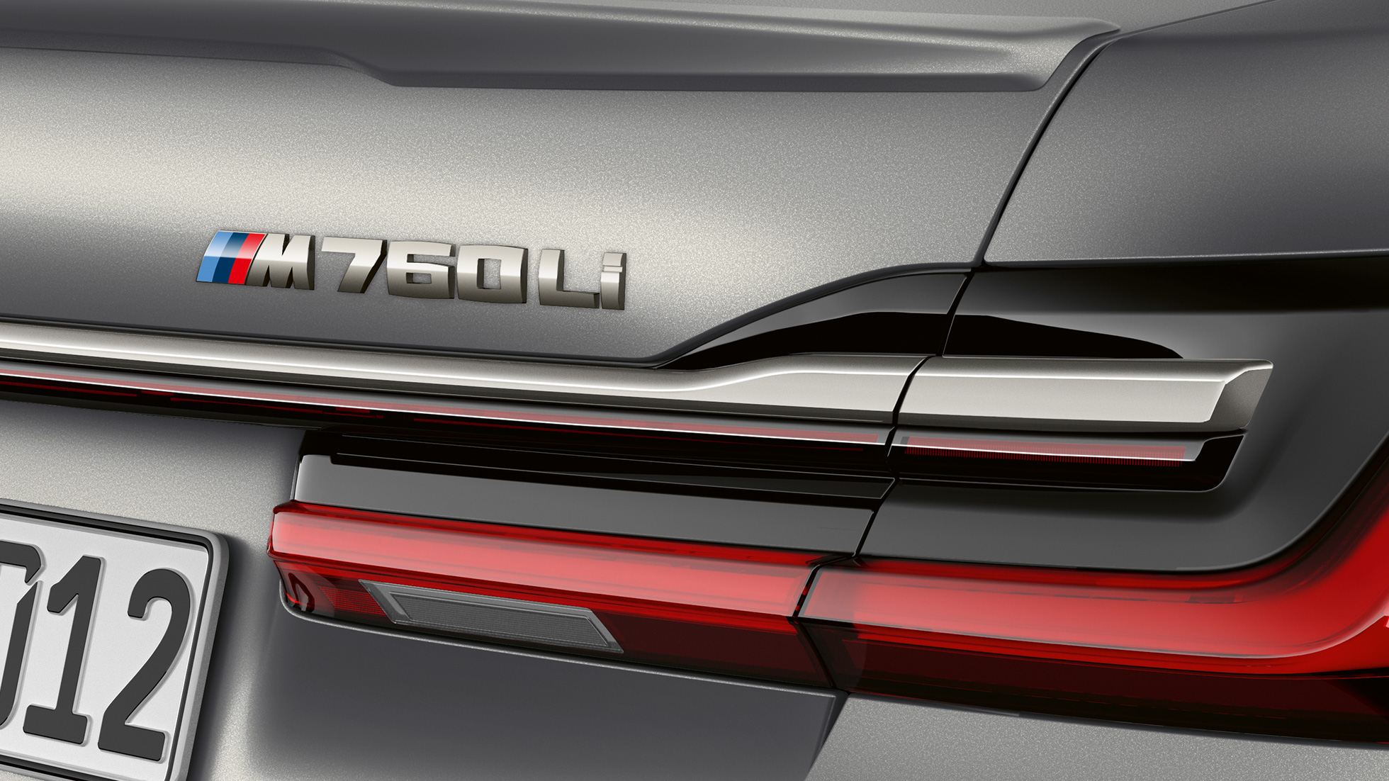 BMW M760Li xDrive Sedan, BMW M760Li emblēmas tuvplāns BMW M760Li xDrive Sedan, aizmugurē esošās BMW M760Li emblēmas tuvplāns