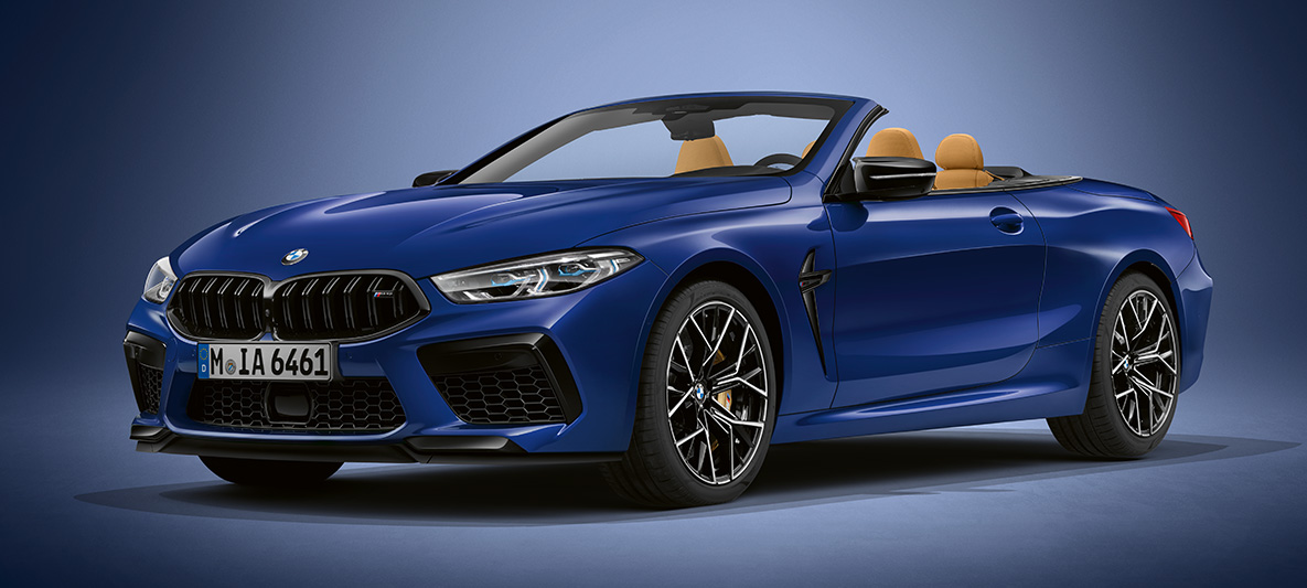 BMW Individual M8 Cabrio BMW Individual metāliskā Tanzanite Blue krāsā. BMW Individual M8 Cabrio BMW Individual metāliskā Tanzanite Blue krāsā, trīs ceturtdaļu skatā no priekšpuses.