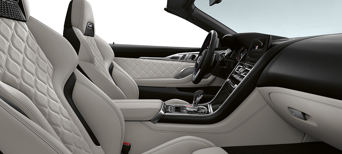 Pilna Merino smalkas faktūras ādas salona apdare | Silverstone un BMW Individual salona apdare Piano Finish Black krāsā. BMW M8 Competition Cabrio, pilna Merino smalkas faktūras ādas salona apdare | Silverstone un BMW Individual salona apdare Piano Finish Black krāsā.