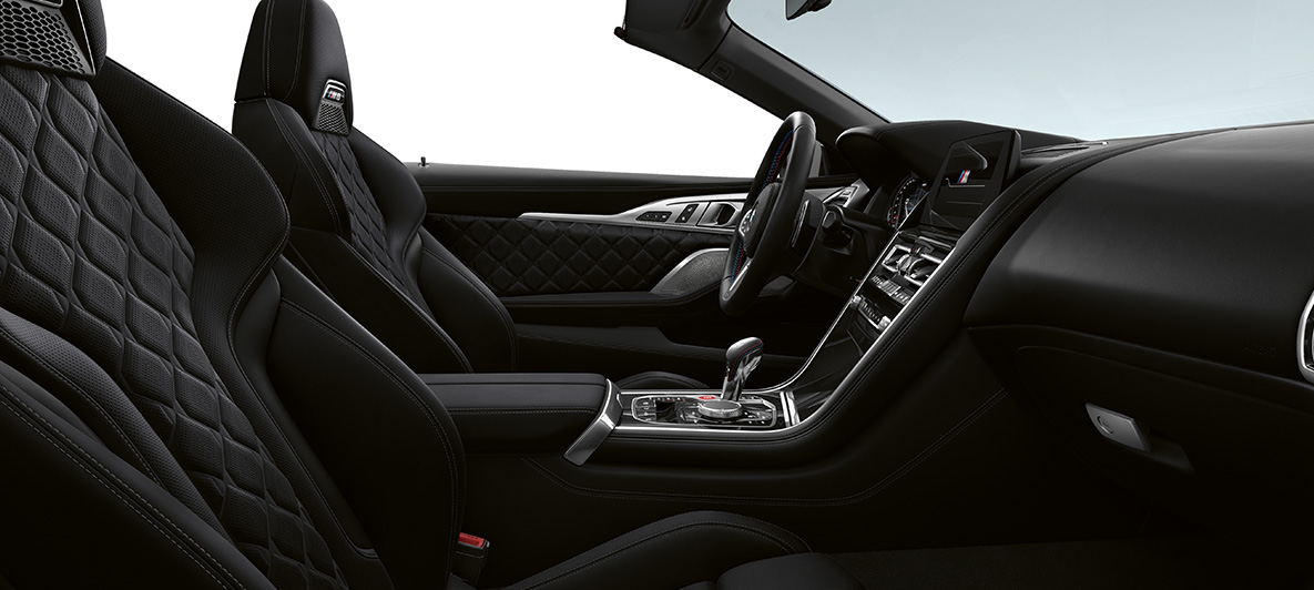 Pilna Merino smalkas faktūras ādas salona apdare | Black un BMW Individual salona apdare Piano Finish Black krāsā. BMW M8 Competition Cabrio, pilna Merino smalkas faktūras ādas salona apdare | Black un BMW Individual salona apdare Piano Finish Black krāsā.