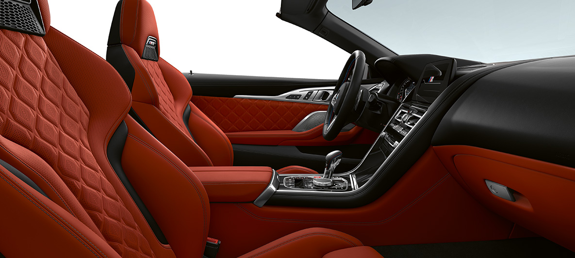 Pilna Merino smalkas faktūras ādas apdare | Sakhir Orange un BMW Individual salona apdare Piano Finish Black krāsā. BMW M8 Competition Cabrio, pilna Merino smalkas faktūras ādas salona apdare | Sakhir Orange un BMW Individual salona apdare Piano Finish Black krāsā.