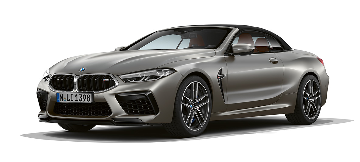 BMW M8 Cabrio, trīs ceturtdaļu skats no sāniem priekšpusē. BMW M8 Cabrio Frozen Dark Silver krāsā, trīs ceturtdaļu skats no sāniem priekšpusē.