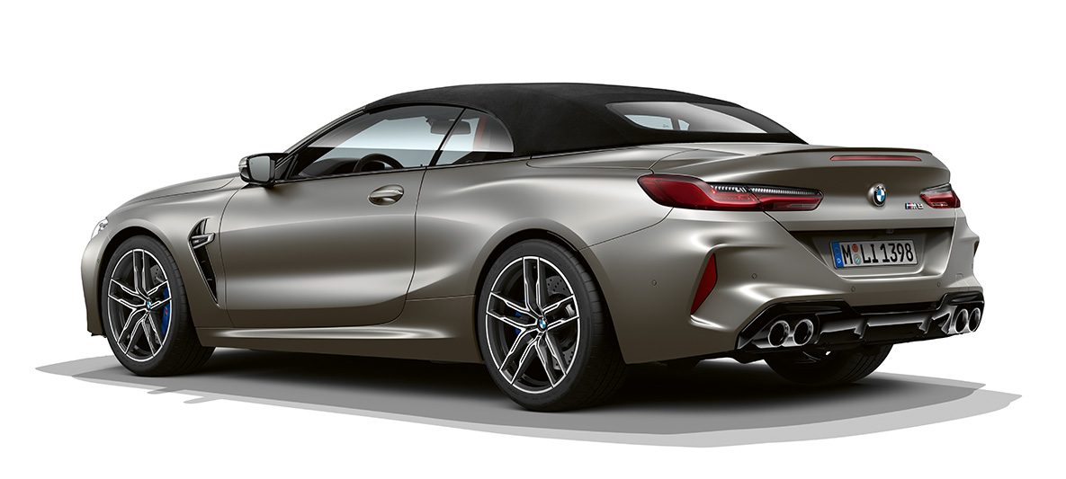 BMW M8 Cabrio, trīs ceturtdaļu skats no sāniem aizmugurē. BMW M8 Cabrio Frozen Dark Silver krāsā trīs ceturtdaļu skats no sāniem aizmugurē.