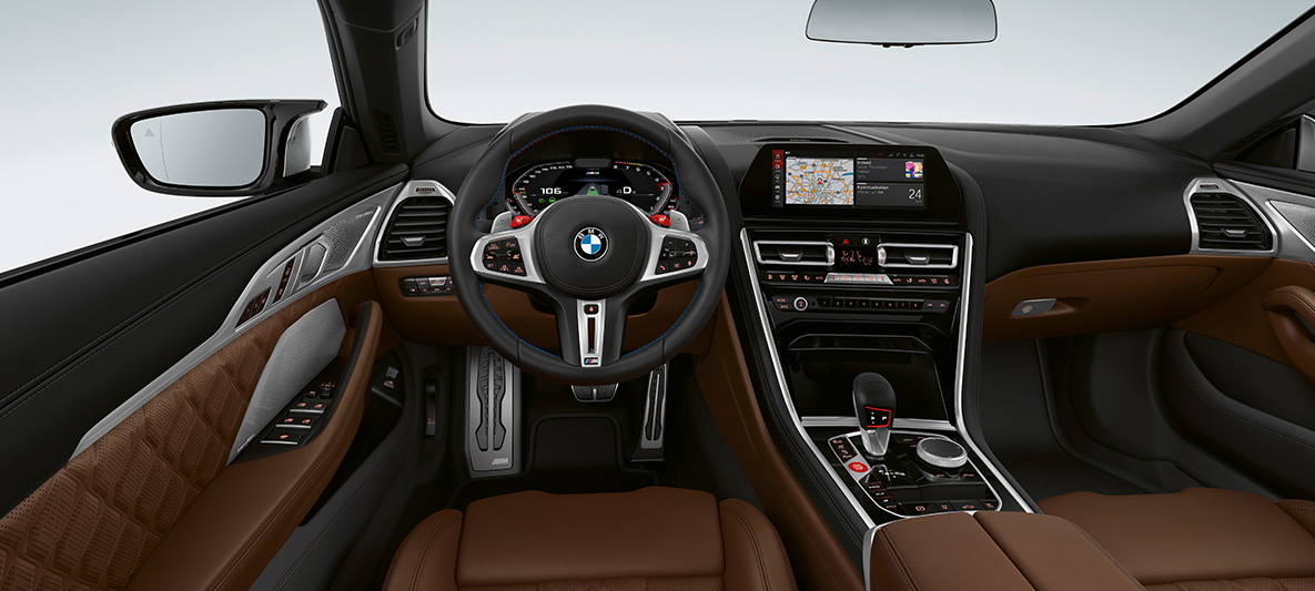 BMW M8 Cabrio, salons, M pārnesumu pārslēgs. BMW M8 Cabrio, kokpits ar M ādas stūri ar sarkanām M1/M2 pogām.