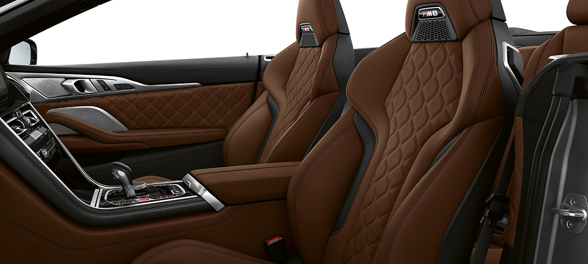M sporta sēdekļi ar M emblēmu. BMW M8 Cabrio, salons ar M sporta sēdekļiem ar pilnu Merino smalkas faktūras ādas apdare Taruma Brown krāsā.