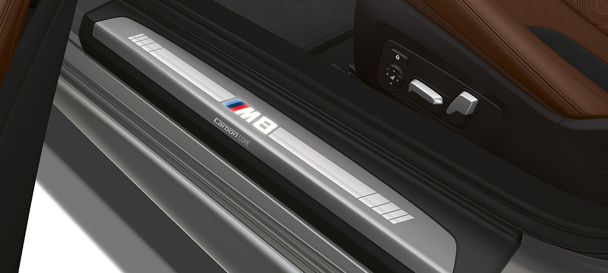Sliekšņa uzlika ar uzrakstu “M8”. BMW M8 Cabrio sliekšņa uzlika ar uzrakstu “M8”.