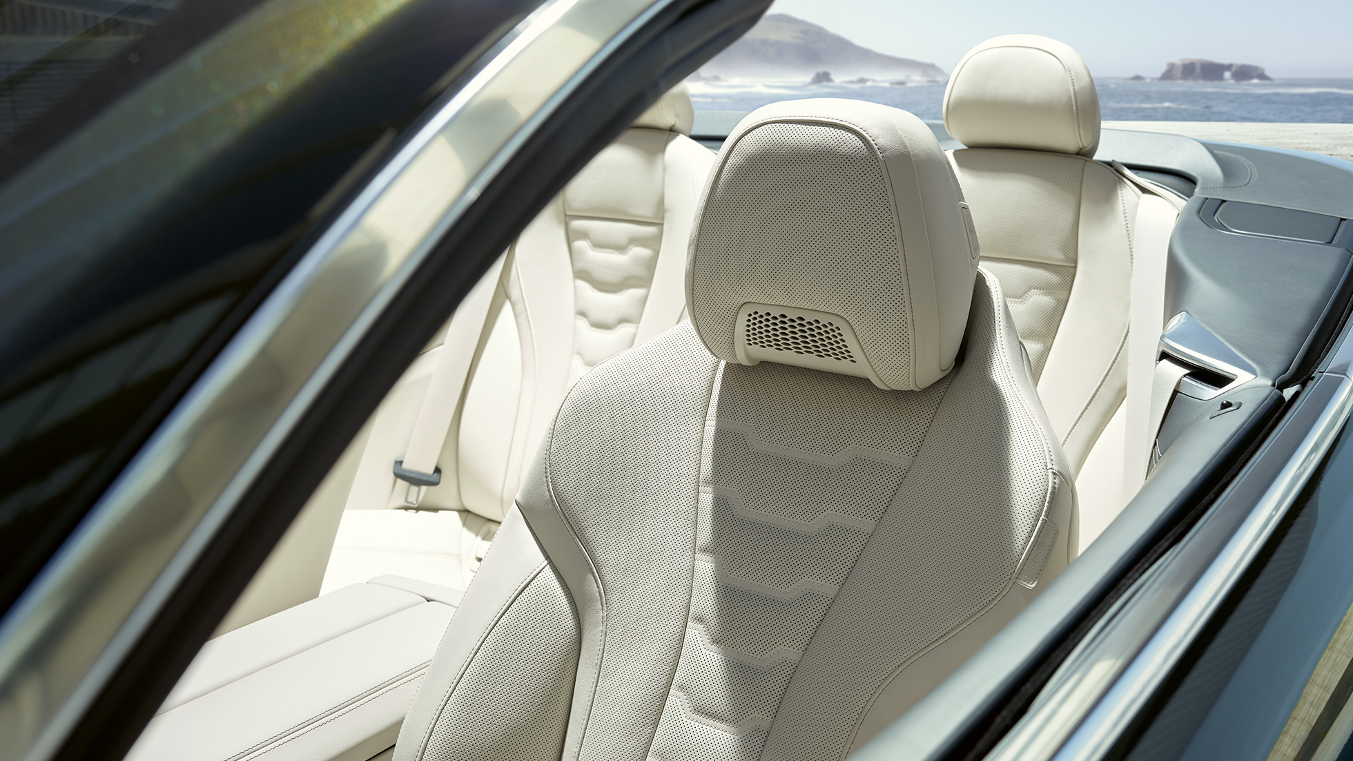 BMW M850i xDrive Cabrio daudzfunkcionālo sēdekļi vadītājam un pasažierim. BMW M850i xDrive Cabrio metāliskā Dravit Grey krāsā ar nolaistu mīkstā seguma jumtu ar daudzfunkciju BMW Individual Merino ādas apdares sēdekļiem Ivory White krāsā.