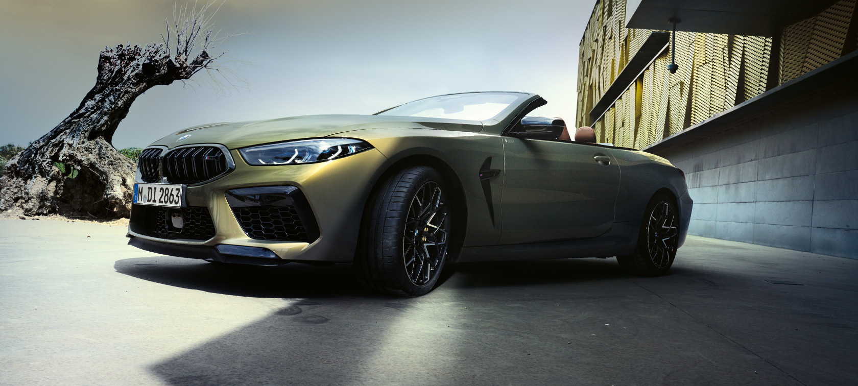 Trīs ceturtdaļu priekšpuses skats, BMW M8 Competition Cabrio, F91, LCI, 2022 BMW M8 Competition Cabrio F91, LCI, atjaunināts, 2022, BMW Individual metāliska Brass krāsa, trīs ceturtdaļu priekšpuses skats, uzņēmums no zema leņķa