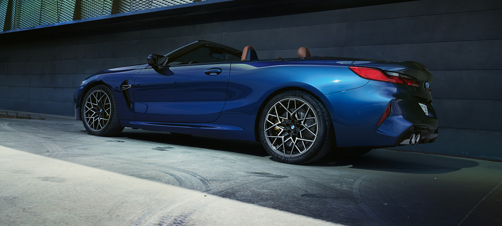 Trīs ceturtdaļu aizmugures skats, BMW M8 Cabrio, F91, LCI, atjaunināts, 2022 BMW M8 Cabrio F91, LCI, atjaunināts, 2022, BMW Individual metāliska Tanzanite Blue krāsa, trīs ceturtdaļu aizmugures skats