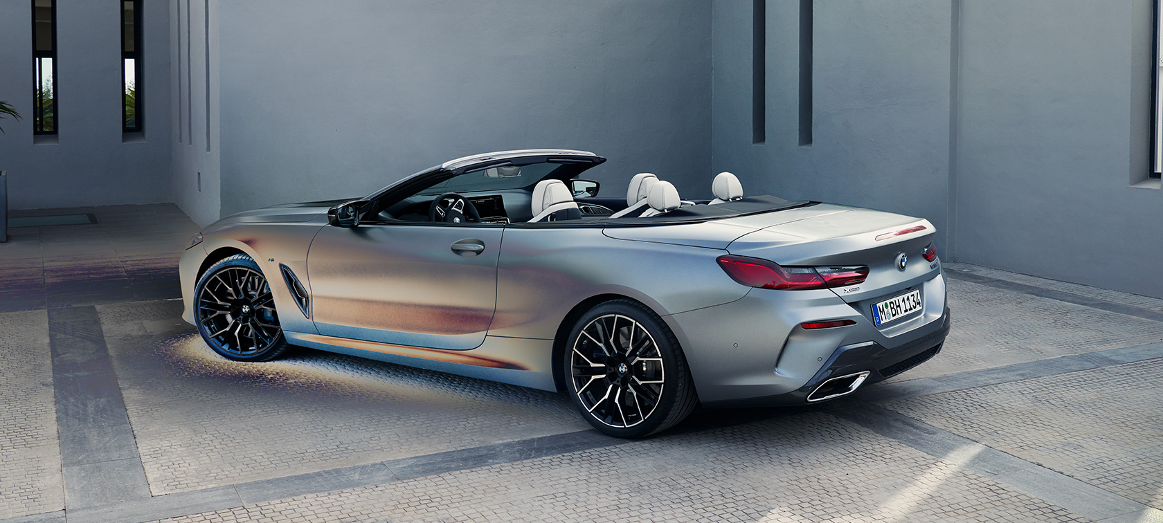 -Trīs ceturtdaļu aizmugures skats, jaunā BMW M850i xDrive Cabrio, G14, LCI, atjaunināts, 2022 Jaunais BMW M850i xDrive Cabrio, G14, LCI, atjaunināts, BMW Individual metāliska Frozen Pure Grey krāsa, trīs ceturtdaļu aizmugures skats, stāvošs automobilis