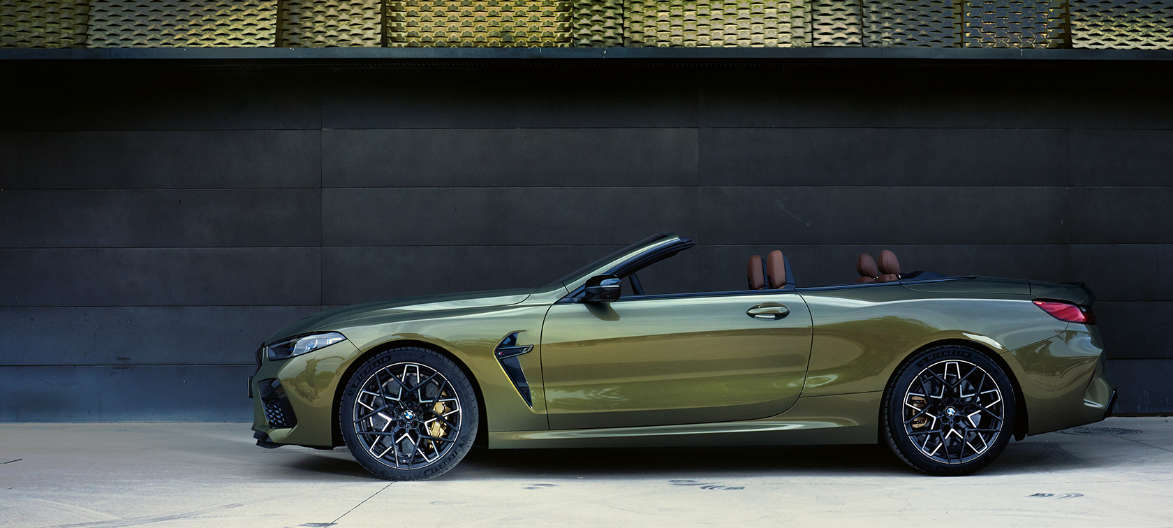 BMW M8 Competition Cabrio, F91, LCI, atjaunināts, 2022, sānskats, stāvošs automobilis BMW M8 M Competition Cabrio, F91, LCI, atjaunināts, 2022, BMW Individual metāliska Brass krāsa, sānskats, stāvošs automobilis, ar atvērtām durvīm un sievieti modeli