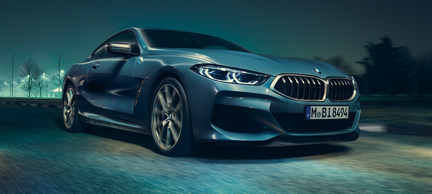 BMW M850i xDrive Coupé, trīs ceturtdaļu skats no priekšpuses. BMW M850i xDrive Coupé Coupé metāliskā Barcelona Blue krāsā, priekšpuse trīs ceturtdaļu skatā no priekšpuses.