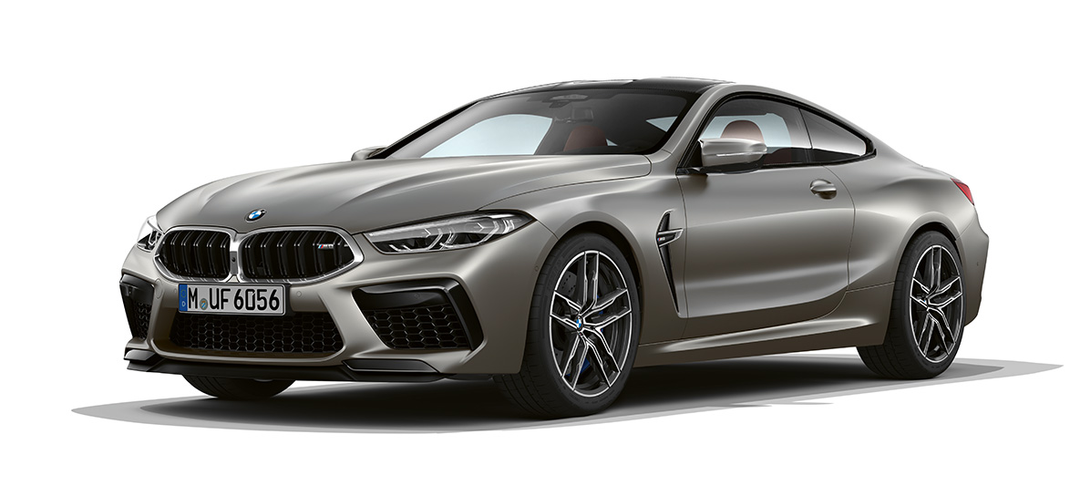 BMW M8 Coupé, trīs ceturtdaļu skats no sāniem priekšpusē. BMW M8 Coupé Frozen Dark Silver krāsā, trīs ceturtdaļu skats no sāniem priekšpusē.