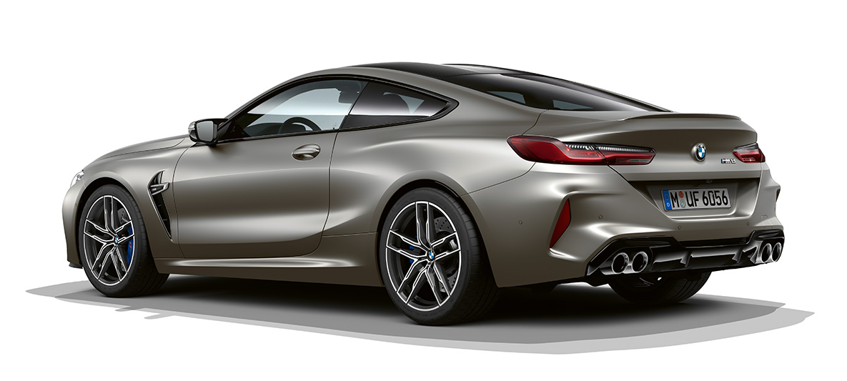BMW M8 Coupé, trīs ceturtdaļu skats no sāniem aizmugurē. BMW M8 Coupé Frozen Dark Silver krāsā, trīs ceturtdaļu skats no sāniem aizmugurē.