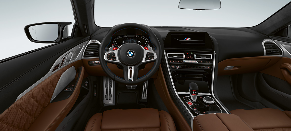 BMW M8 Coupé, kokpits. BMW M8 Coupé, kokpits ar M ādas stūri ar sarkanām M1/M2 pogām.