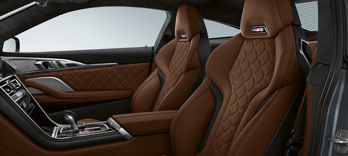 M sporta sēdekļi ar M emblēmu. BMW M8 Coupé, salons ar M sporta sēdekļiem ar pilnu Merino smalkas faktūras ādas apdari Taruma Brown krāsā.
