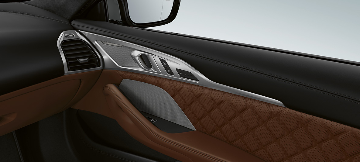 Bowers & Wilkins Diamond Surround Sound sistēma. BMW M8 Coupé, salons ar Bowers & Wilkins Diamond Surround Sound sistēmu.
