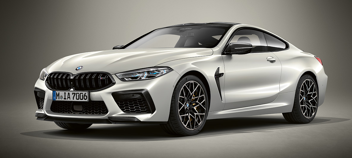 BMW Individual M8 Coupé BMW Individual metāliskā Brilliant White krāsā. BMW Individual M8 Coupé BMW Individual metāliskā Brilliant White krāsā, trīs ceturtdaļu skatā no priekšpuses.