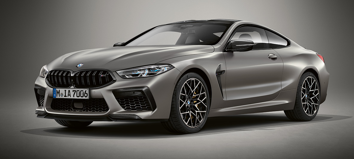 BMW Individual M8 Coupé BMW Individual metāliskā Dravit Grey krāsā. BMW Individual M8 Coupé BMW Individual metāliskā Dravit Grey krāsā, trīs ceturtdaļu skatā no priekšpuses.