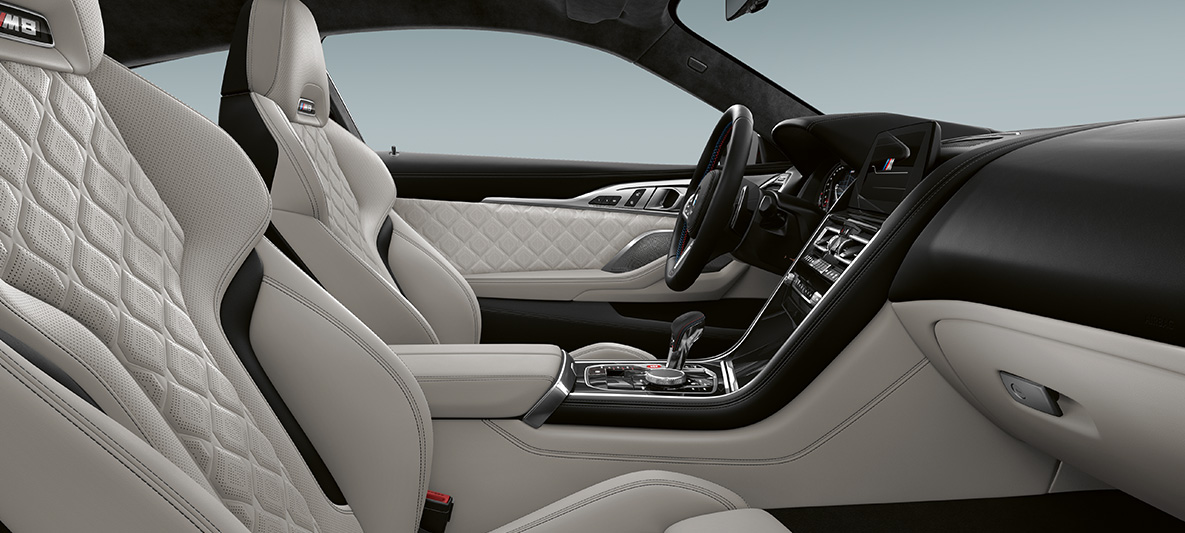 Pilna Merino smalkas faktūras ādas salona apdare | Silverstone un BMW Individual salona apdare Piano Finish Black krāsā. BMW Individual M8 Coupé, pilna Merino smalkas faktūras ādas salona apdare | Silverstone un BMW Individual salona apdare Piano Finish Black krāsā.