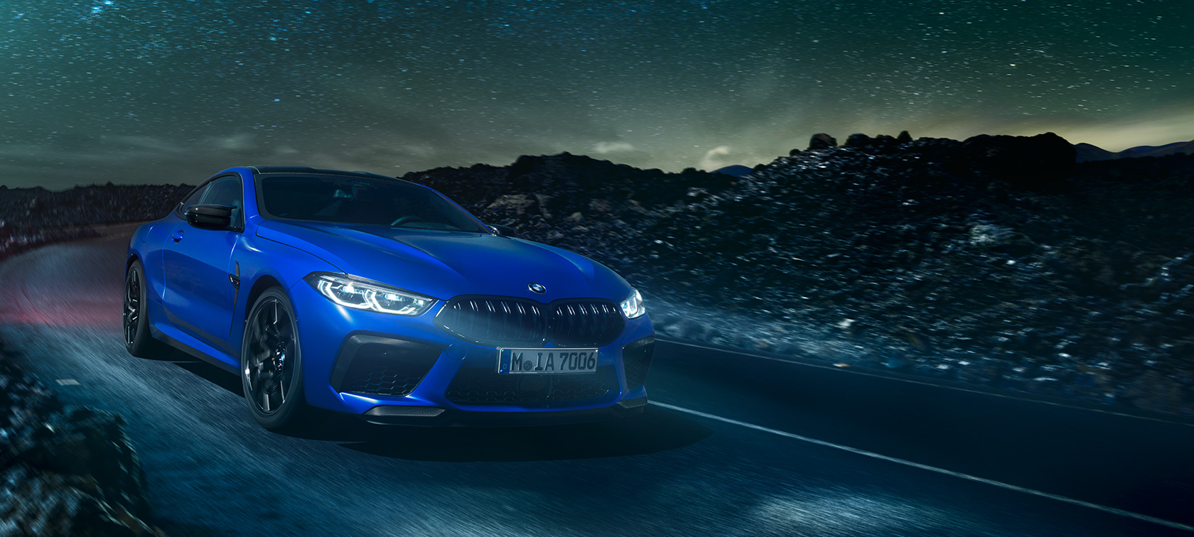 BMW M8 xDrive Coupé, aizmugures skats. BMW M8 Competition Coupé, aizmugures skats, braucošs automobilis pillnmēness naktī.