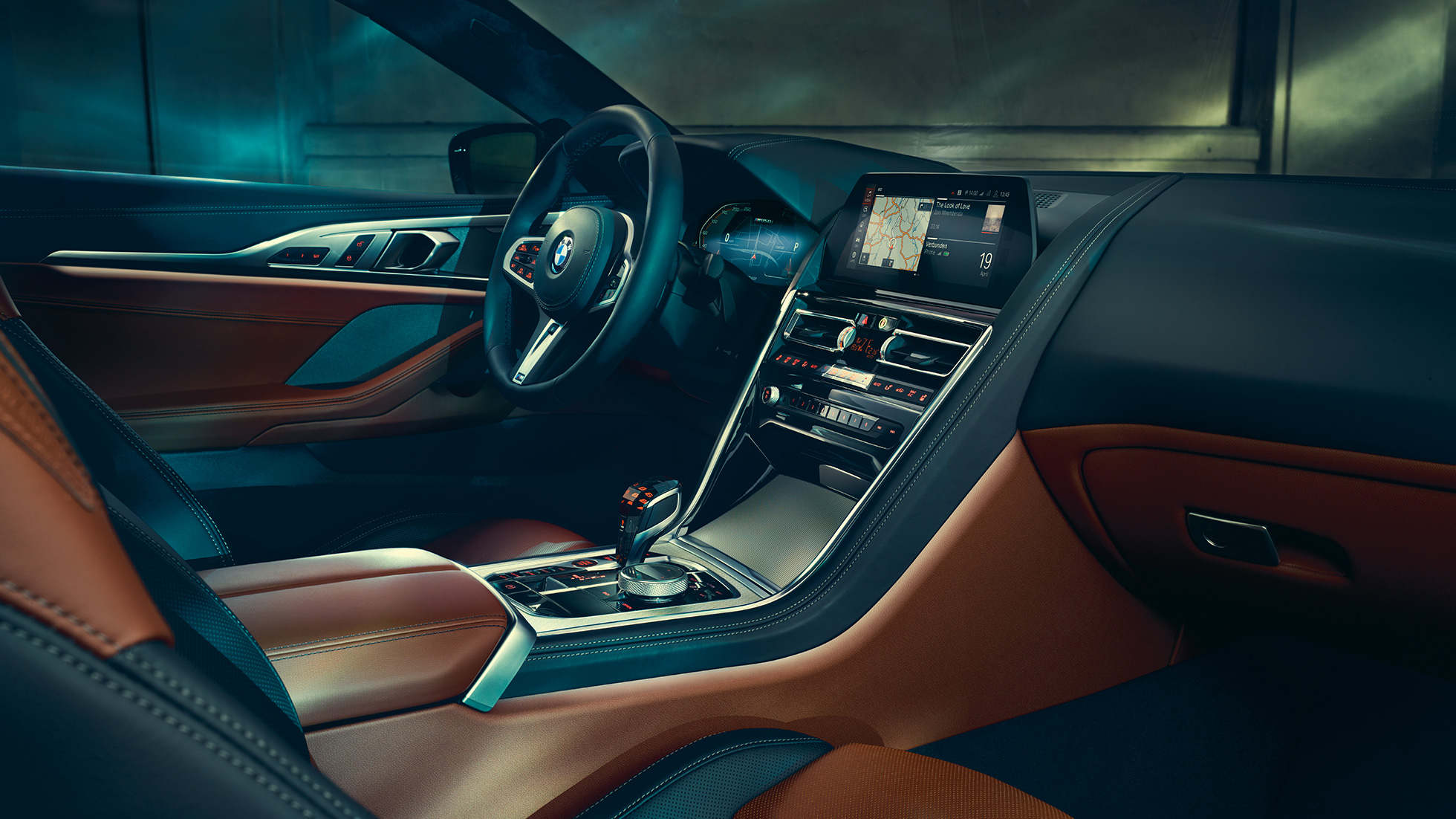 BMW M850i xDrive Coupé, kokpits. BMW M850i xDrive Coupé, kokpits ar BMW Live kokpitu Professional un M ādas stūri.