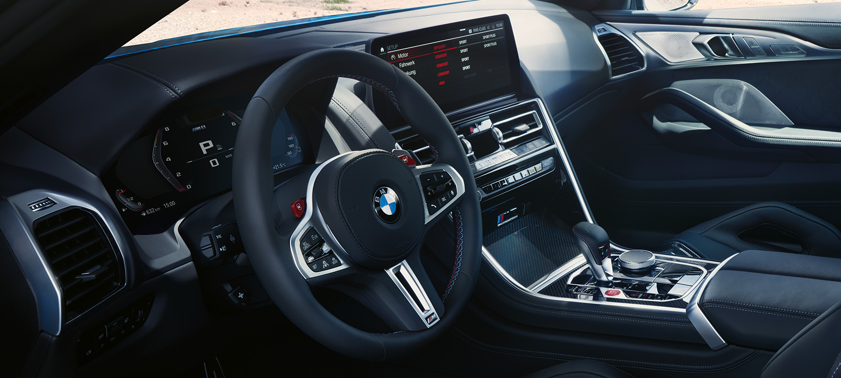 M ādas stūre, jaunā BMW M8 Competition Coupé F92, LCI, atjaunināts, 2022, kokpits Jaunā BMW M8 Competition Coupé F92, LCI, atjaunināts, 2022,kokpits, vadības displejs, M ādas stūre
