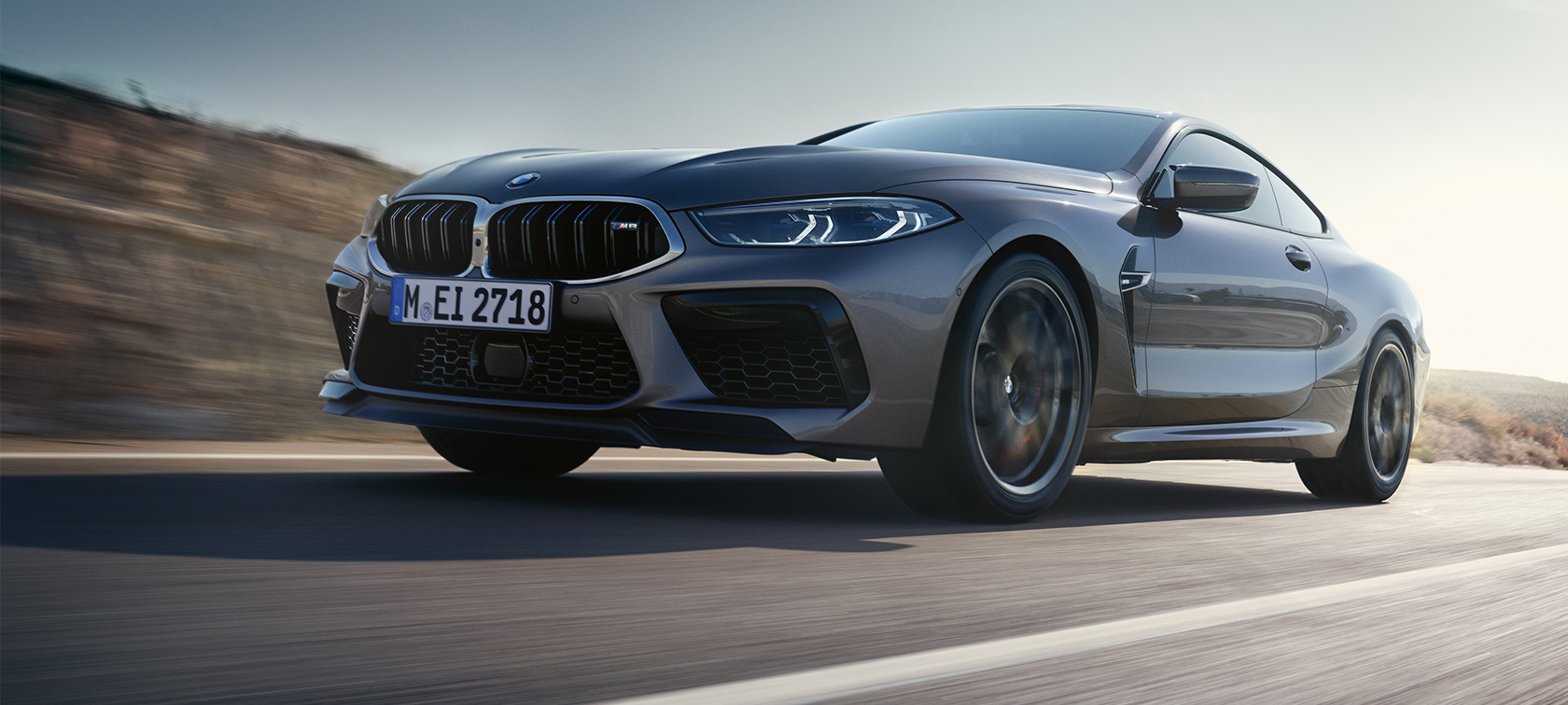 Jaunā BMW M8 Coupé F92, LCI, atjaunināts, 2022, trīs ceturtdaļu sānskats, braucošs automobilis Jaunā BMW M8 Coupé F92, LCI, atjaunināts, 2022, metāliska Skyscraper Grey krāsa, trīs ceturtdaļu sānskats, uzņēmums no zema leņķa