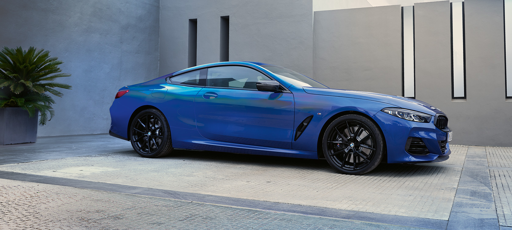 Sānskats, BMW M850i xDrive Coupé G15, LCI, atjaunināts, 2022 BMW M850i xDrive Coupé, G15, LCI, atjaunināts, 2022, metāliska M Portimao Blue krāsa, sānskats, stāvošs automobilis uz ēkas fona