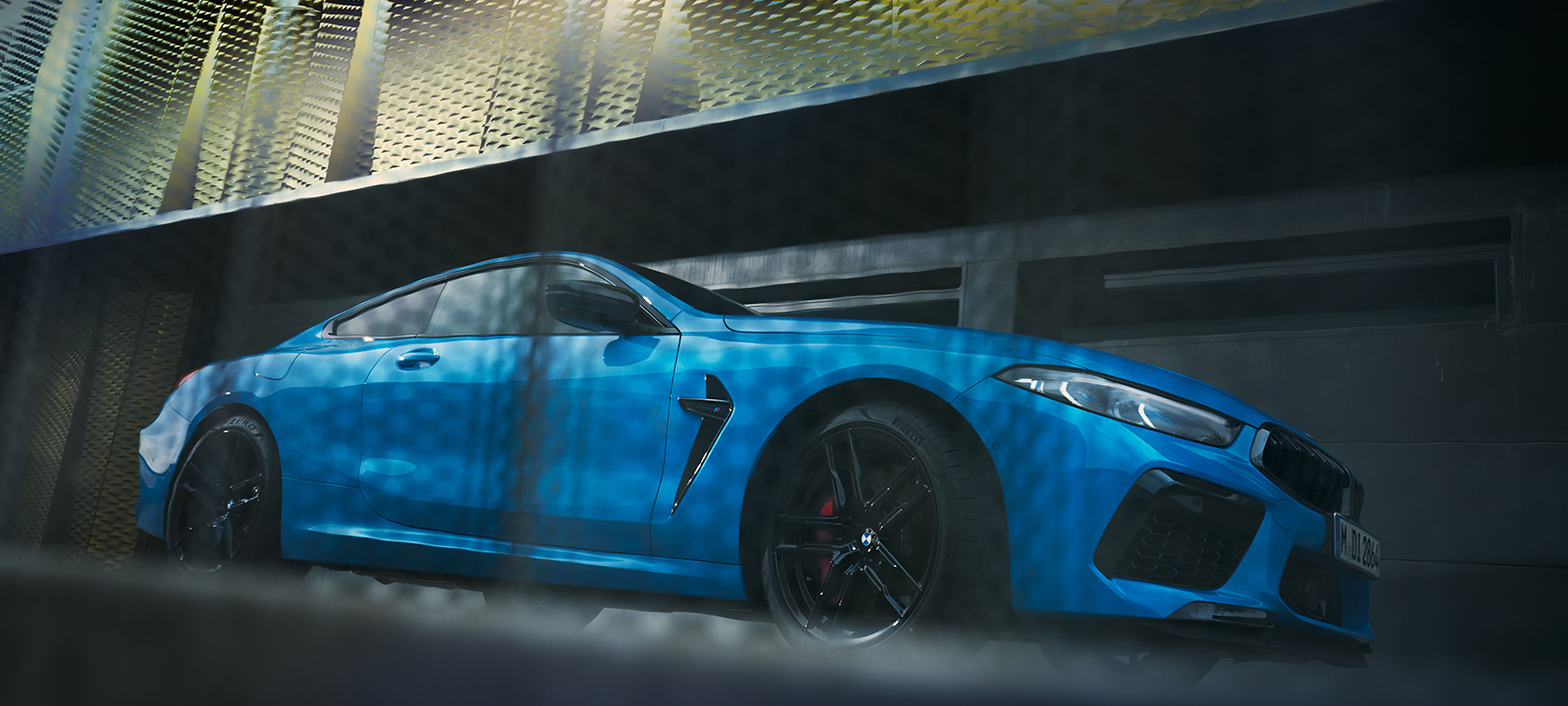 BMW M8 Competition Coupé F92, LCI, atjaunināts, 2022, sānskats, zema leņķa uzņēmums BMW M8 Competition Coupé F92 LCI, atjaunināts, 2022, BMW Individual Daytona Beach Blue uni krāsa, sānskats, uz ēkas fona, zema leņķa uzņēmums