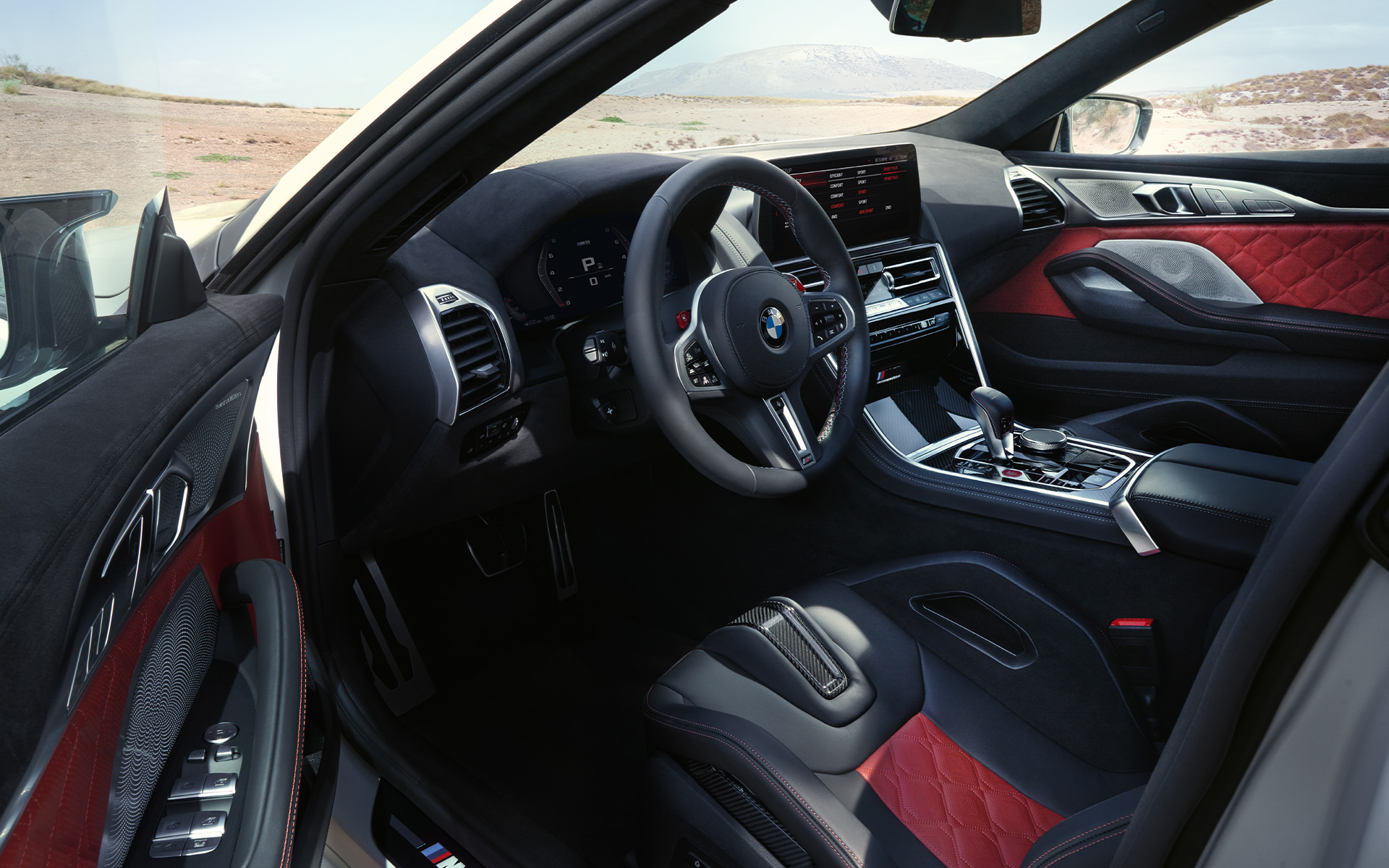 Jaunā BMW M8 Competition Gran Coupé F93, LCI, atjaunināts, 2022, salons ar atvērtām durvīm