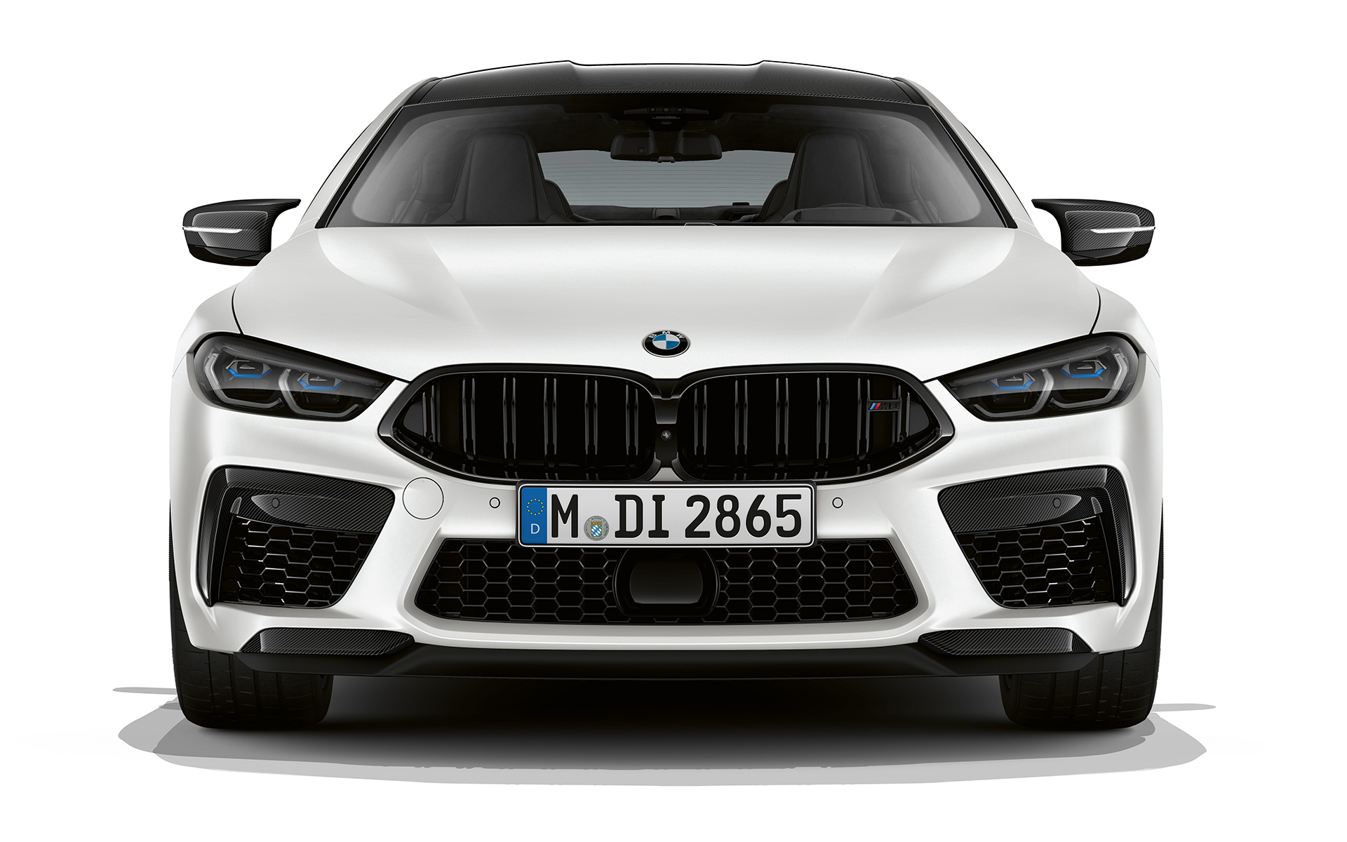 Jaunā BMW M8 Competition Gran Coupé F93, LCI, atjaunināts, 2022, BMW Individual metāliska Brilliant White krāsa, priekšpuses skats