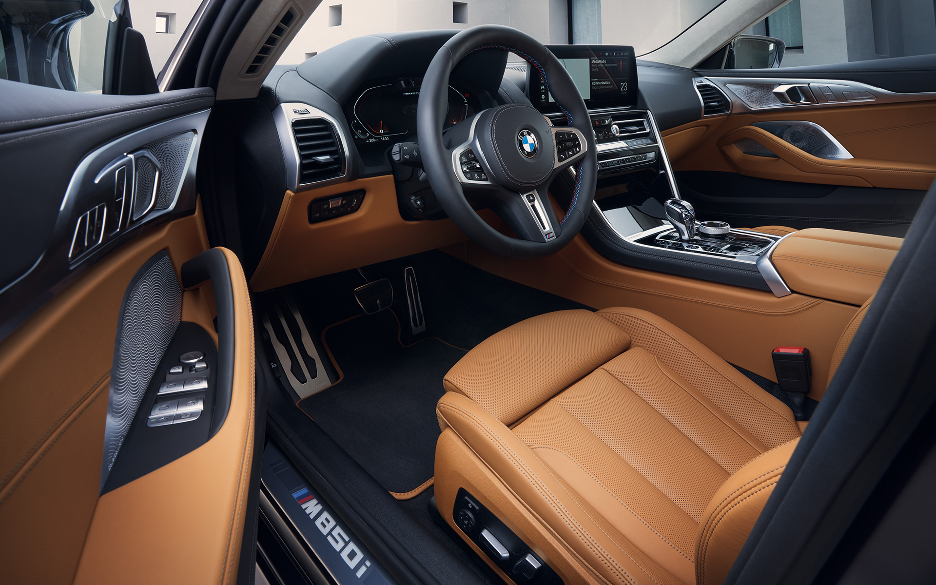 Jaunā BMW M850i xDrive Gran Coupé G16, LCI, atjaunināts, 2022, salons, kokpits pa atvērtām vadītāja durvīm