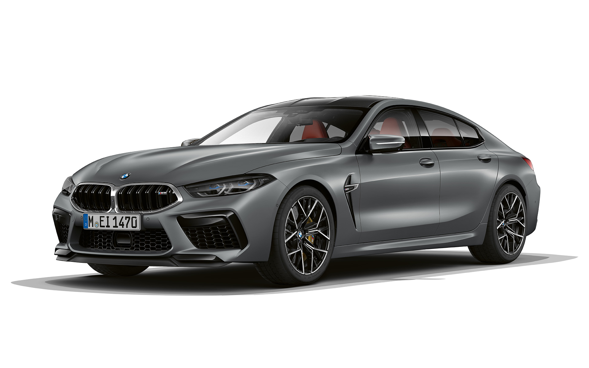 Jaunā BMW M8 Gran Coupé F93, LCI, atjaunināts, 2022, BMW Individual metāliska Frozen Pure Grey krāsa, trīs ceturtdaļu priekšpuses skats